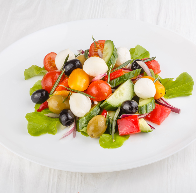 История производства салата из свежих овощей по-гречески. Где заказать салат с доставкой удобней всего?