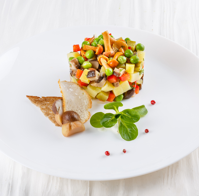 ТОП-5 диетических салатов, входящих в список кулинария на заказ от компании «Русские Традиции»